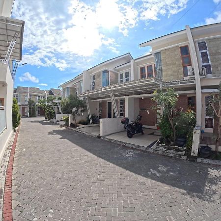 Ndalem Ngadimulyo Homestay Jogja Family Only Ngabean Buitenkant foto
