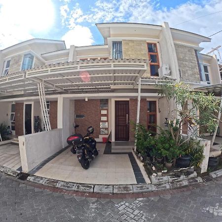 Ndalem Ngadimulyo Homestay Jogja Family Only Ngabean Buitenkant foto