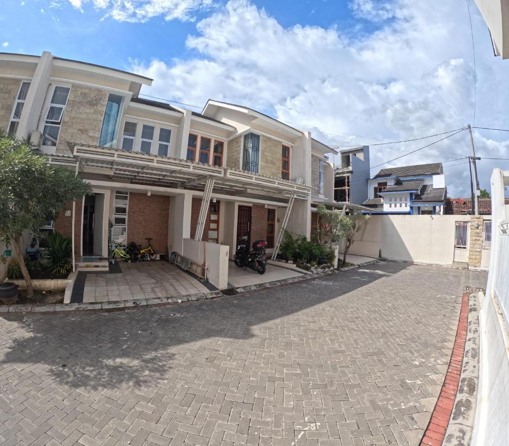 Ndalem Ngadimulyo Homestay Jogja Family Only Ngabean Buitenkant foto