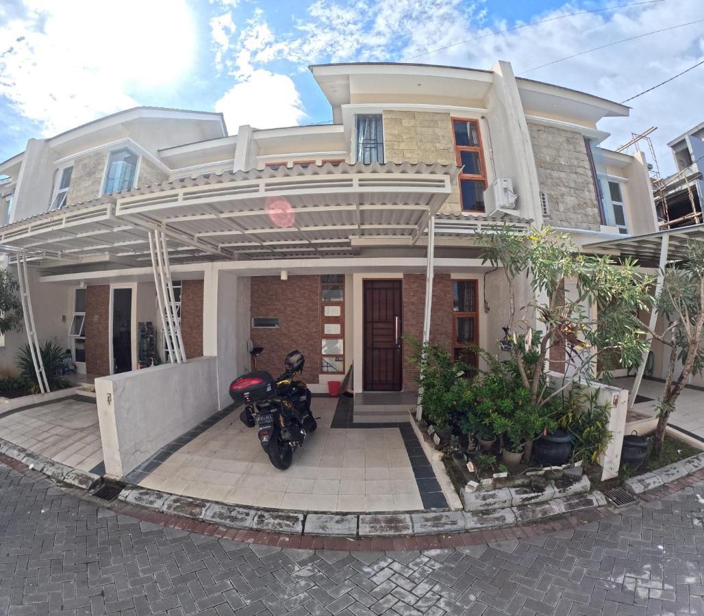 Ndalem Ngadimulyo Homestay Jogja Family Only Ngabean Buitenkant foto